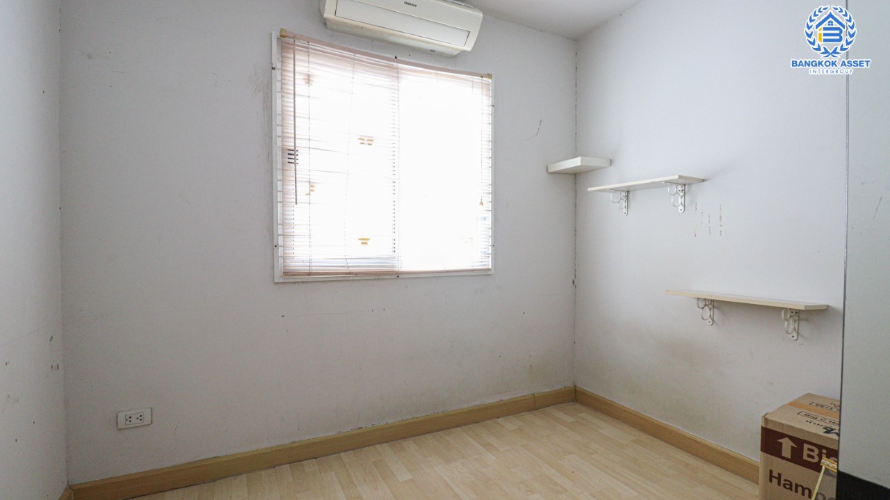 *****ทาวน์เฮ้าส์มือสองย่านวัชรพล! ม.เดอะคอนเน็ค20 วัชรพล-เพิ่มสิน ฟังก์ชันพร้อม 3 ห้องนอน 2 ห้องน้ำ จอดรถได้ 1 คัน เนื้อที่กว้าง 21 ตร.ว. บ้านสวยพร้อมเข้าอยู่ บนทำเลเชื่อมต่อถนนเพิ่มสิน ถนนสุขภิบาล5 ถนนสายไหม เข้าเมืองให้เป็นเรื่องง่ายดาย ใกล้ถนนสุขภิบาล5 และใกล้ทางด่วน ฉลองรัช